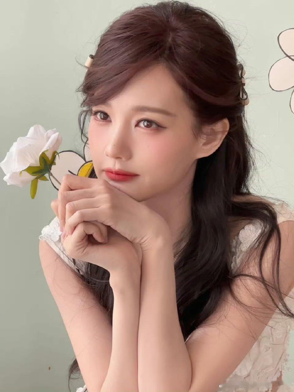 #李一桐纯白花嫁妆# 李一桐微博之夜的纯白花嫁妆造型，简直是美的代名词。清纯与优