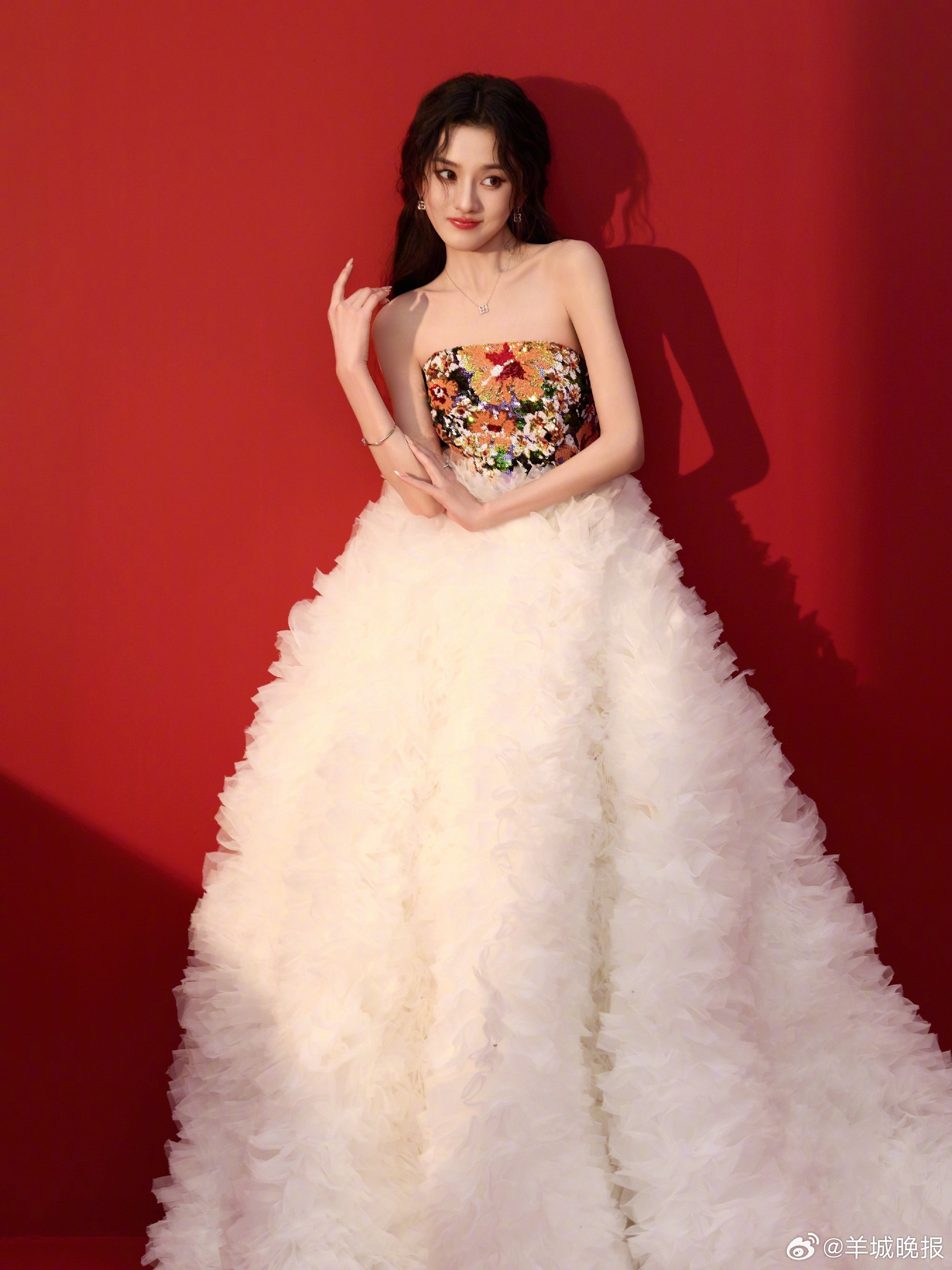 【宋祖儿发文祝福万事顺遂】2月16日，演员发文并附新春大片，“🏮繁花簇新春，笑