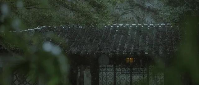 水调歌头 · 杨崇庆熹生日

作者：魏了翁

风露浸秋色，烟雨媚湖弦。旌旗十里小