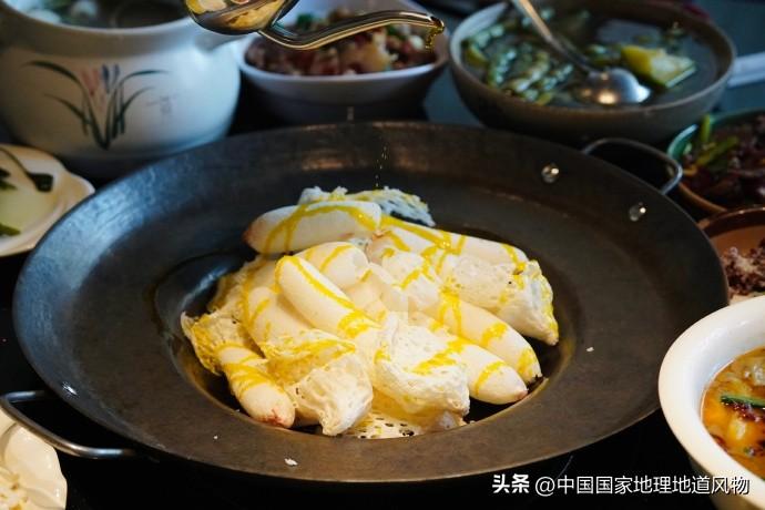 来织金怎么能不吃烙锅，新鲜红托竹荪做的烙锅你吃过吗？被贵州的菌子香到了风物之旅