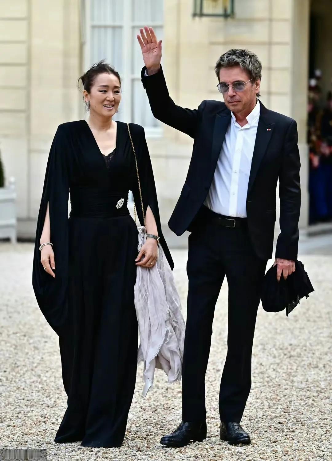 两大国际巨星做夫妻堪称完美。他俩咋不早点认识，早点结婚呢，如果早点结婚肯定会有孩