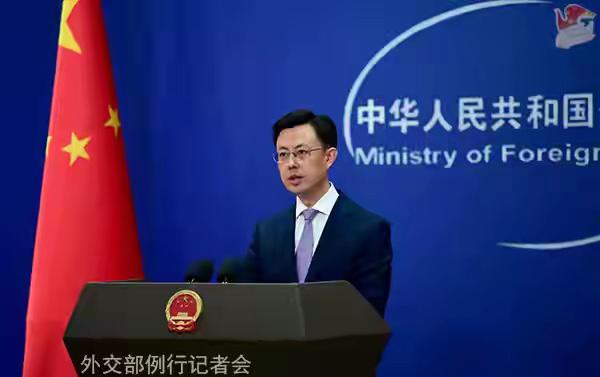 就在昨天，4月12日，特朗普干了一件大事。
他下令封锁霍尔木兹海峡。
还放话说，