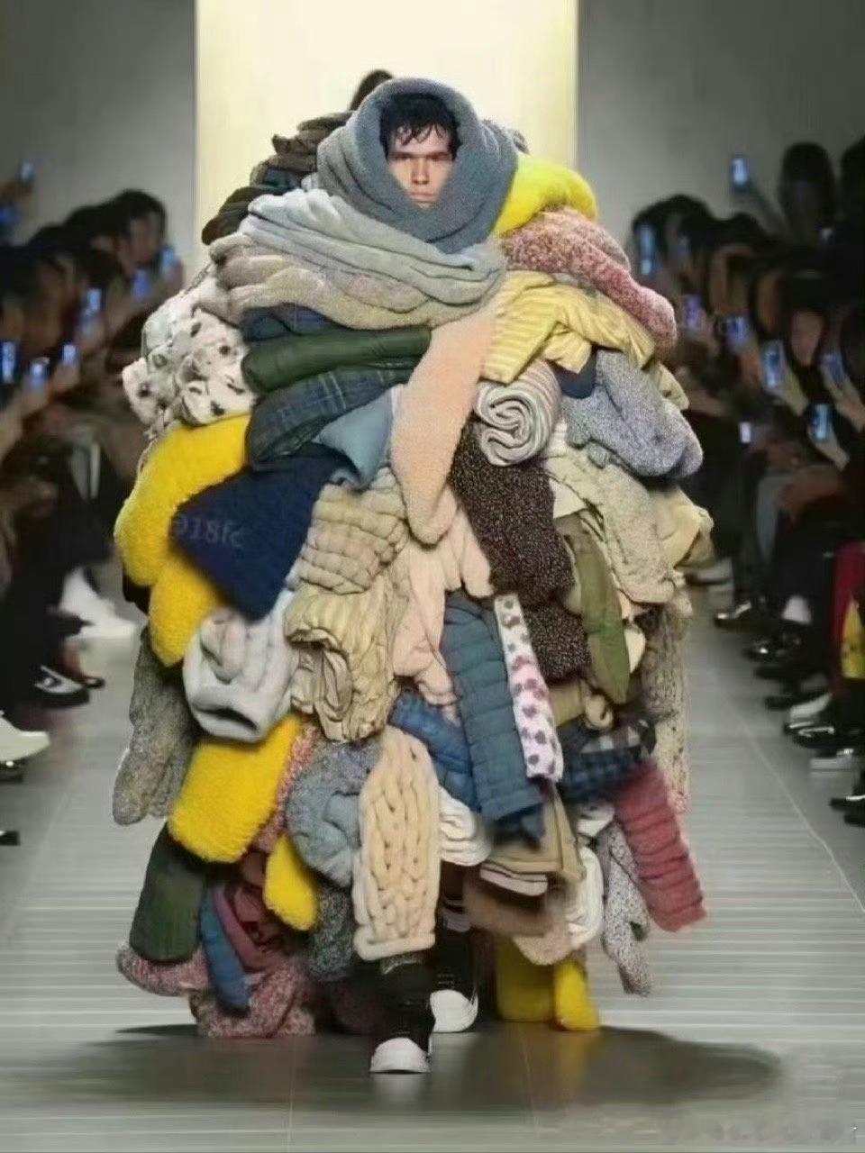 周深用穿搭诠释行李超重解决方案！十件衣服层层叠加的造型，瞬间唤醒机场狂奔的记忆。