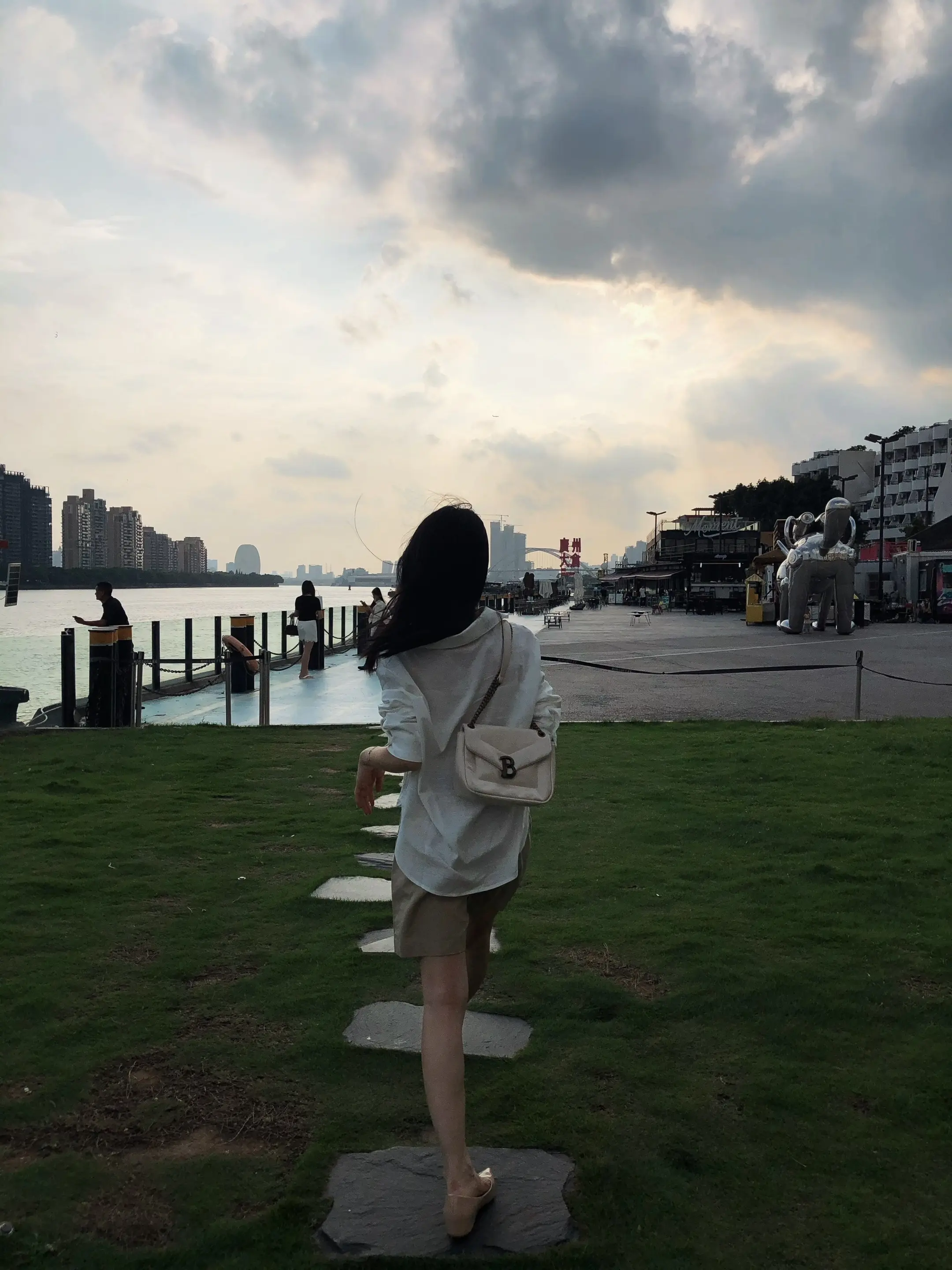 如果有人欺负你呢 就报我的名字