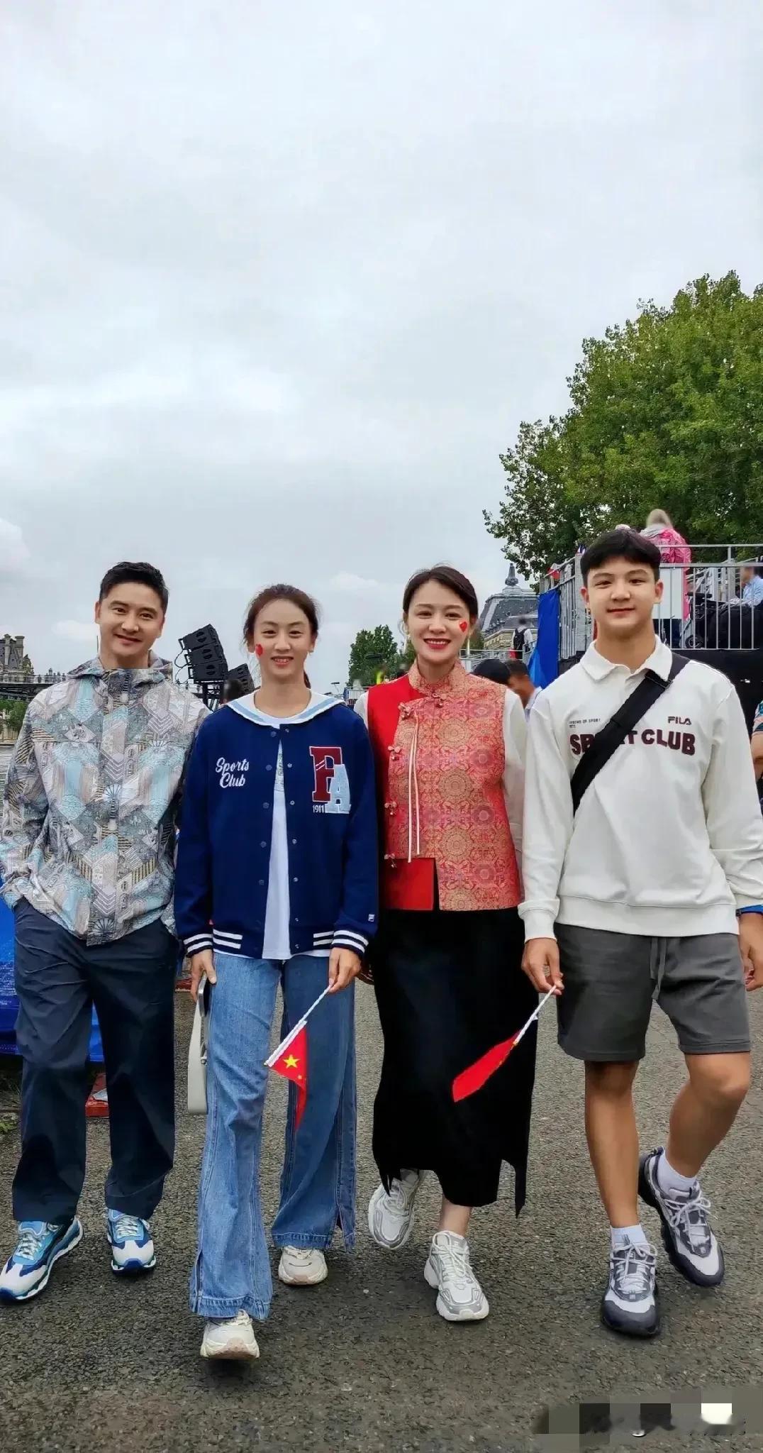 照片中这一家子，男男女女的脸型都基本一个样，真是太有缘了。
特别是父亲和儿子，简