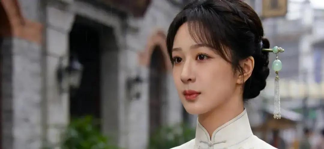 58岁皱纹贴脸，杨紫这次豁出去了
 
特效妆每天凌晨三点开工，胶皮一层层叠，连手