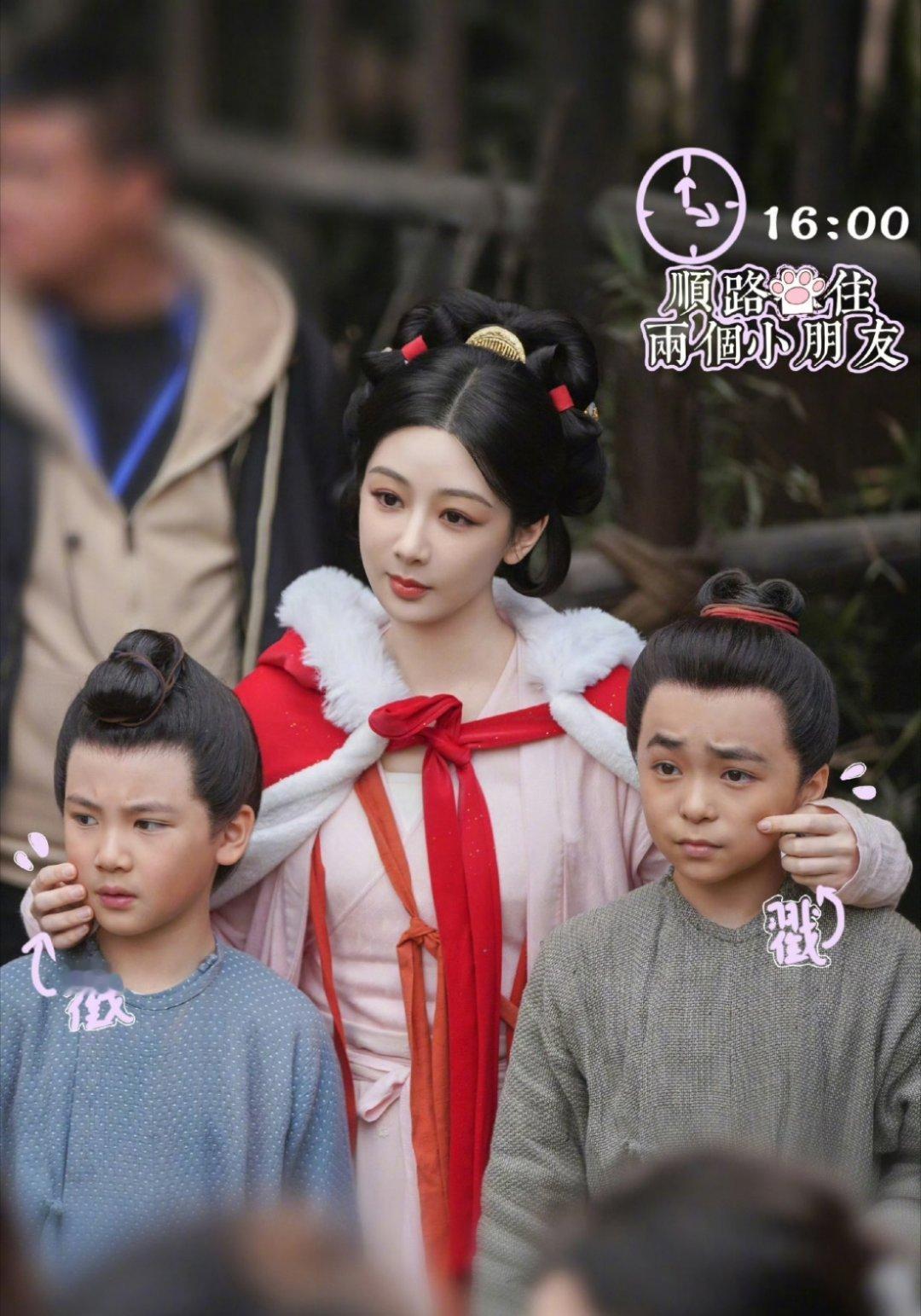 刘诗诗为杨紫包场，美女们之间的友谊长长久久呀～一起走花路[送花花][送花花] ​