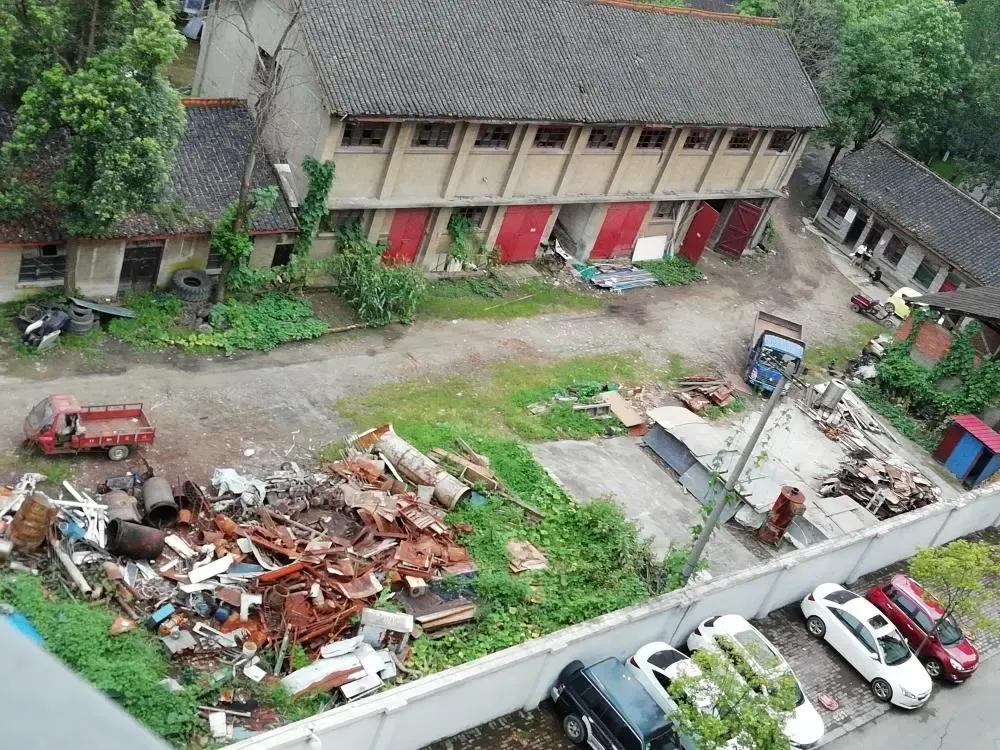 “对付色狼就必须狠点！”广东惠州，一男子深夜闯入同村废品店，对老板娘实施搂抱、抚