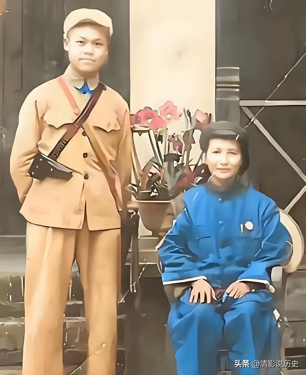 50年代，广西，一位女首长和年轻警卫，注意这位警卫他身上佩着两只枪，左边的那只是