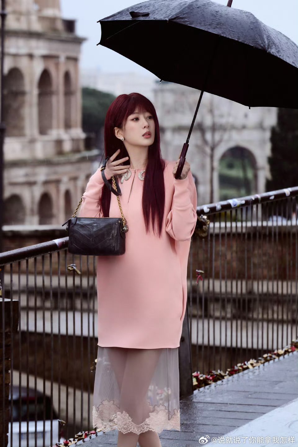 杨紫越来越时尚了，感觉又变美了 