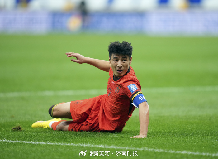 【国脚多人伤病，#伊万称武磊决定在上海养伤#】今日的国足训练前采访中，国足主帅伊