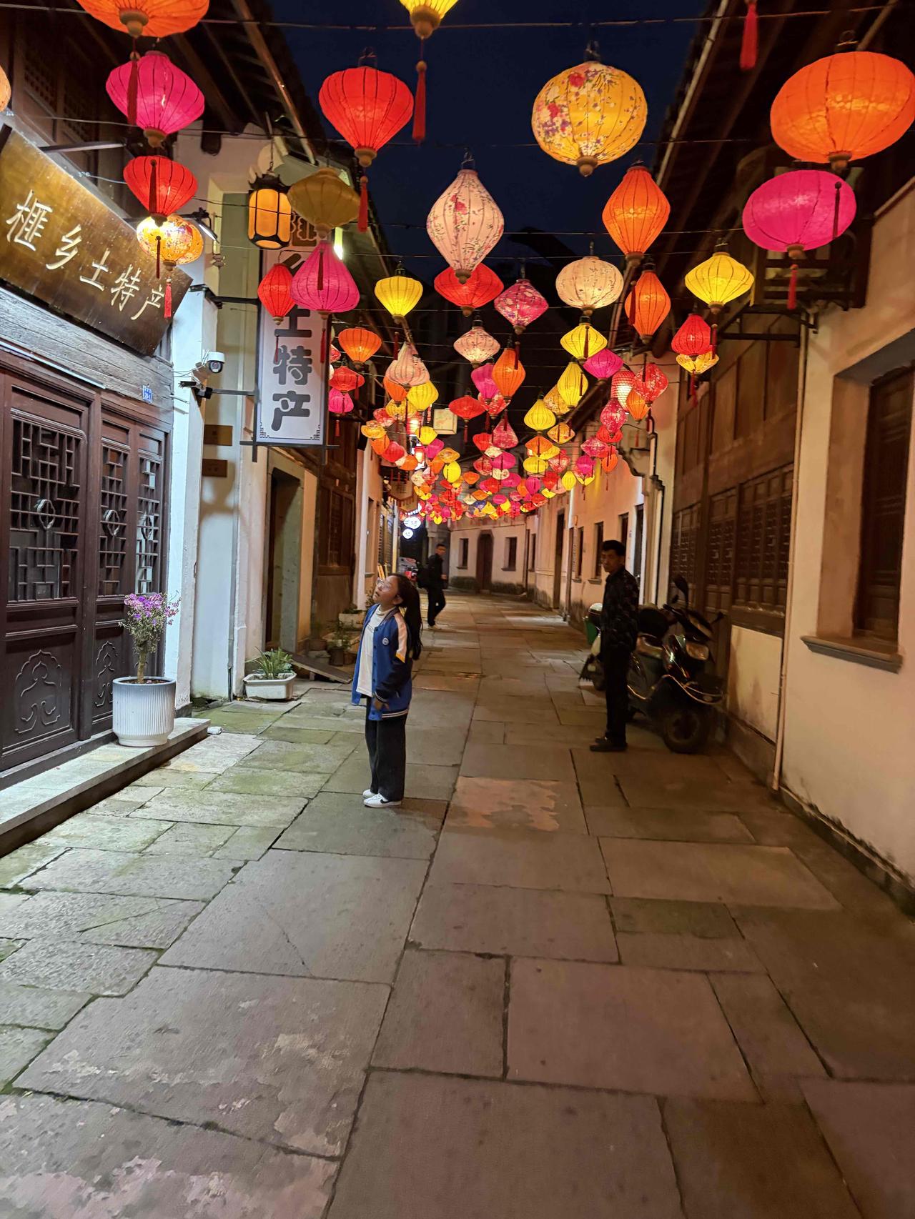 一拖二的带娃日子，那简直是一场“战斗”！我家俩娃，一个活泼好动，一个古灵精怪，每