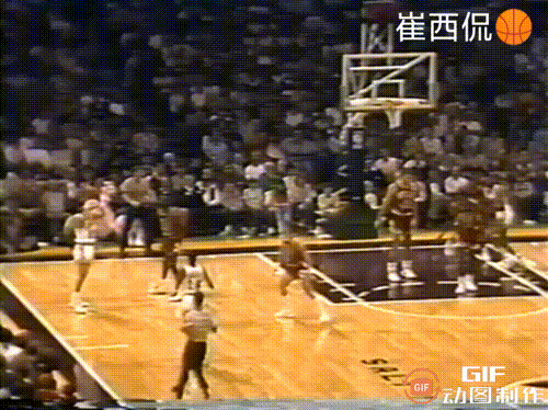 神的预言！
1986年，乔丹在马龙眼皮底下的这次抢断，造就了飞人轻巧的一扣！
1