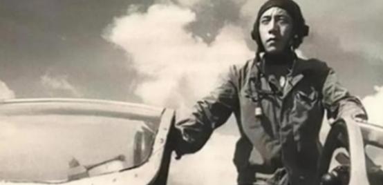1990年，中国飞行员王宝玉开着飞机叛逃苏联，苏联答应送他去美国，然后给王宝玉戴