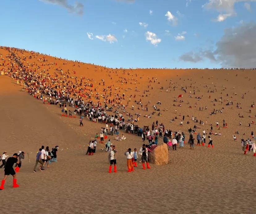 鸣沙山月牙泉，太苦了
堵骆驼、堵人、堵车，晚上11点了还没有出景区，这不是参观旅