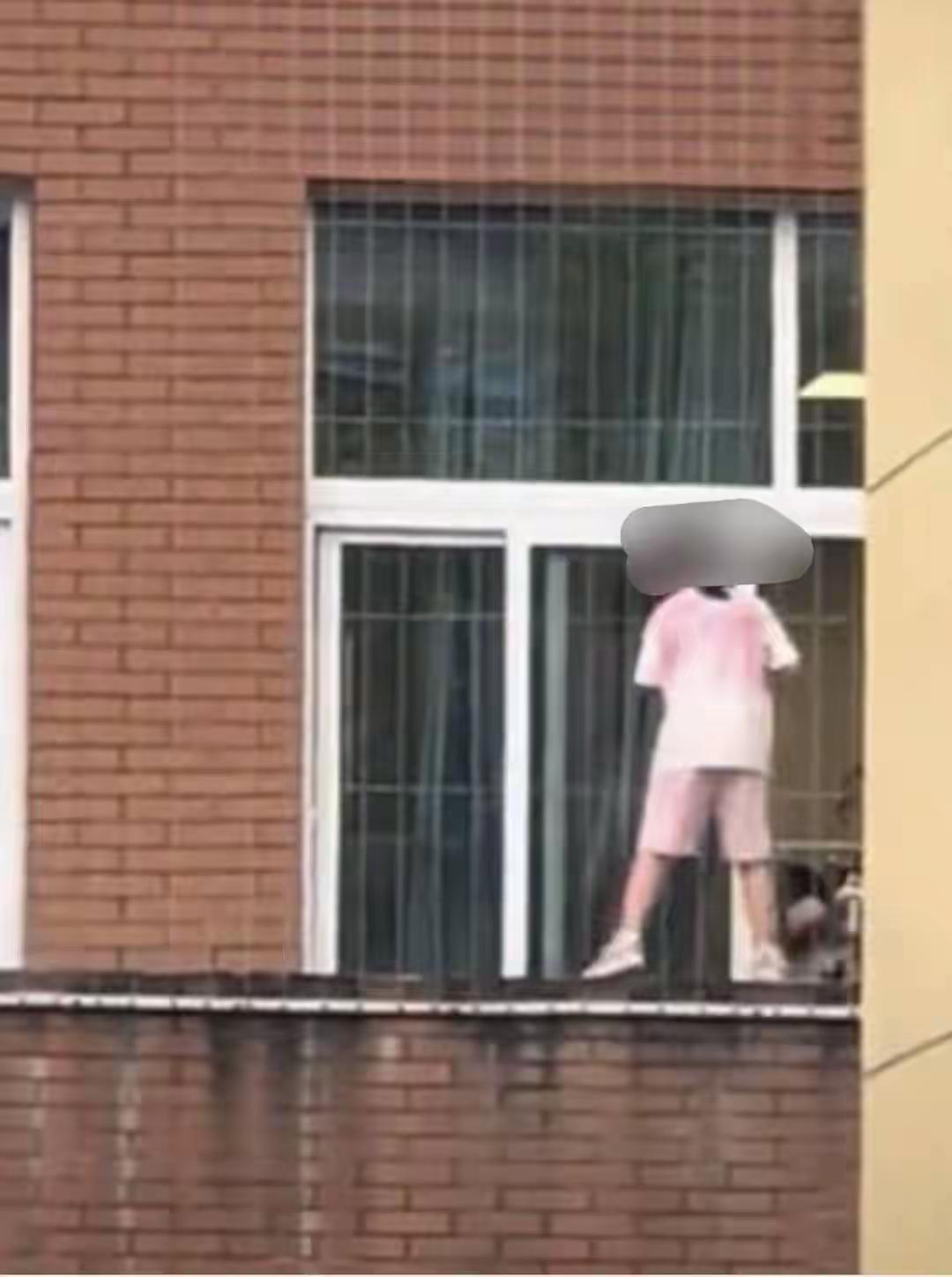 这画面，看的人心惊胆战
四川泸州新民小学，一名小学生站在二楼窗外打扫卫生。
视频