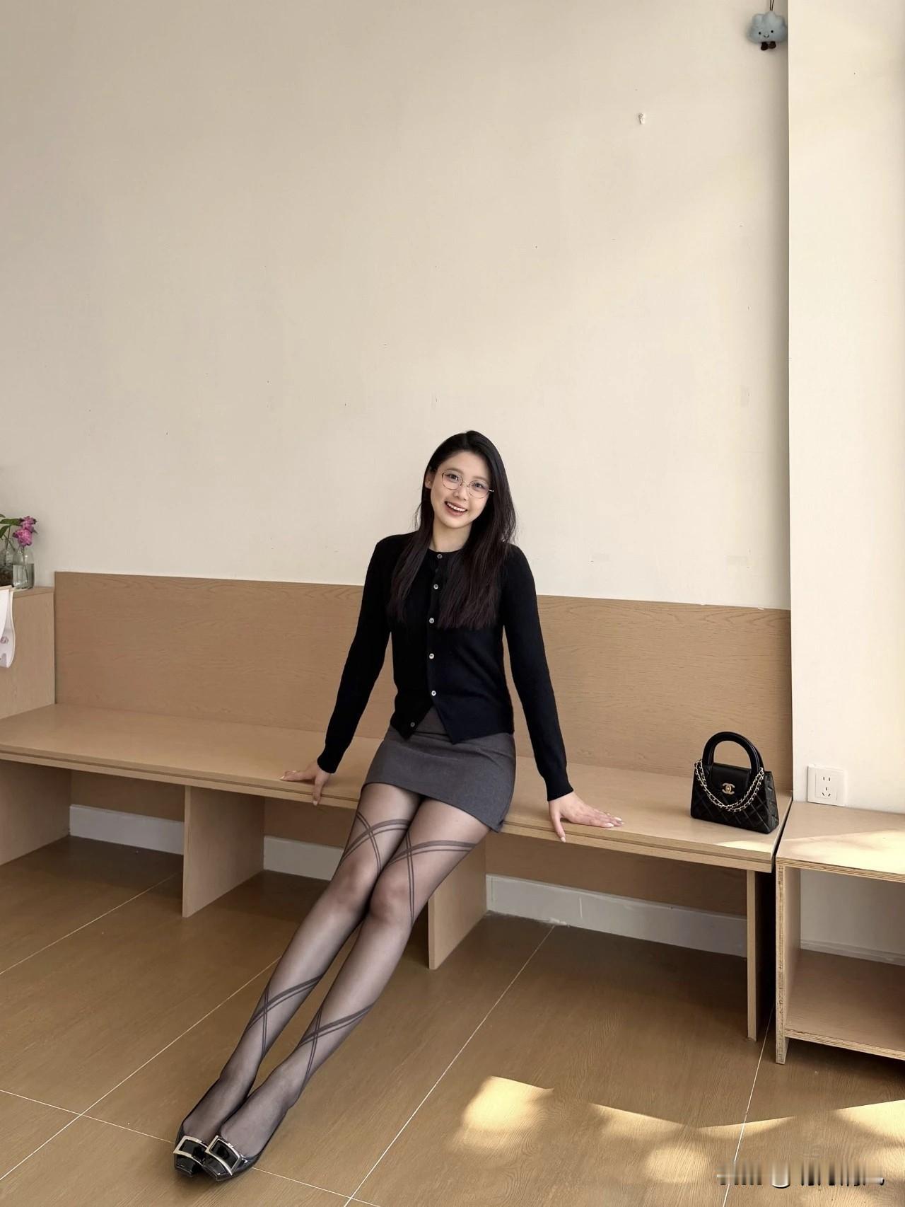 黑色针织衫配灰色半裙，再加一双线条袜，这组搭配你们试过吗？

说实话，黑灰组合一