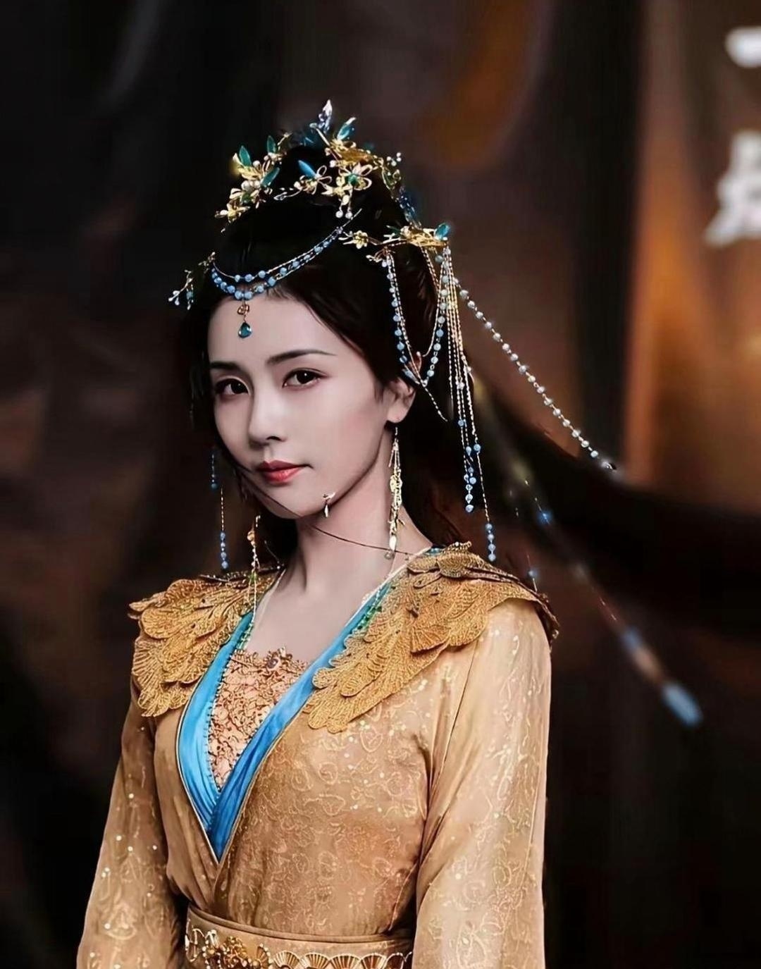 白鹿长月烬明这套戏服，短国的各大短剧都要穿烂了啊 
