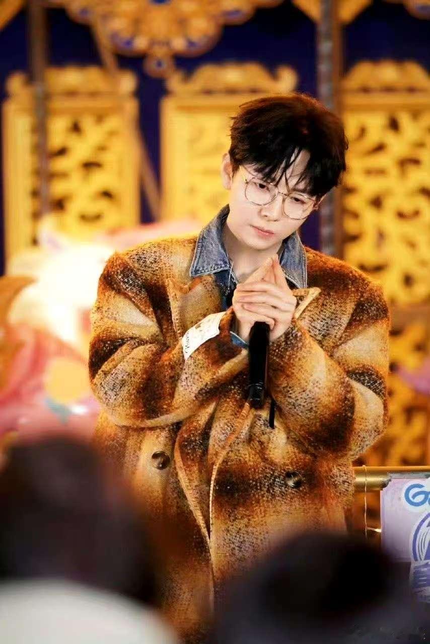 胡夏长成了小时候想成为的样子  谁不羡慕胡夏啊！怀揣着唱歌梦，一头扎进音乐世界。