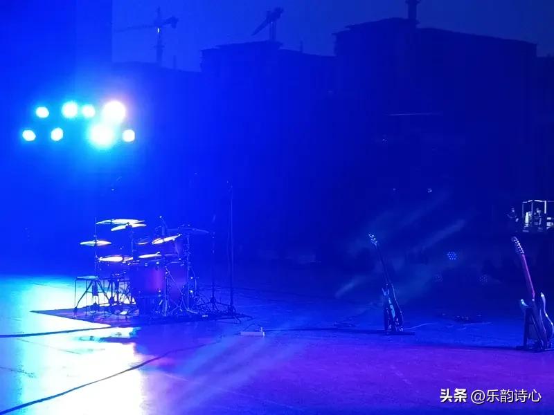 现场版的音乐确实太有感染力了，能让人完全沉浸其中。如今修音技术泛滥，很多“五音不