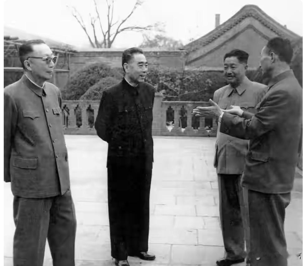 1964年中南海庭院，张爱萍向周总理、贺龙、聂荣臻汇报原子弹试验筹备工作。老一辈