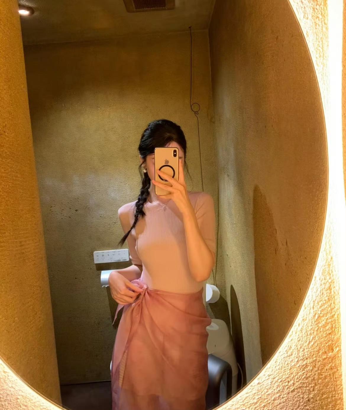 “一个完全吃透自己心思的人，对外人是没有倾诉欲的，她的自在是独处，是安静，能让她