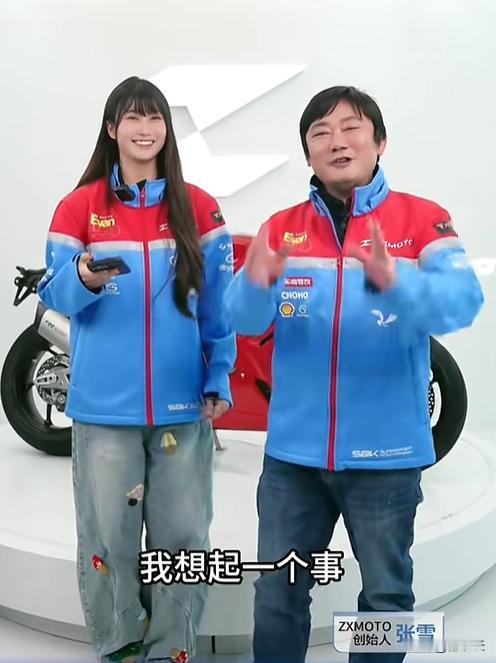 张雪向叶小野借个领夹麦，叶小野没给，张雪当场气得要捏锤子揍她。
你觉得这是叶小野