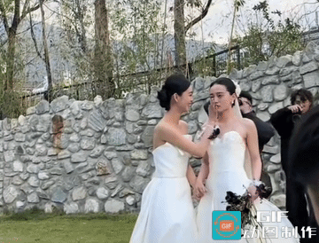 细思极恐，两女孩大张旗鼓办婚礼
 
淄博文昌湖这场两位女孩身穿婚纱、公开举办的婚