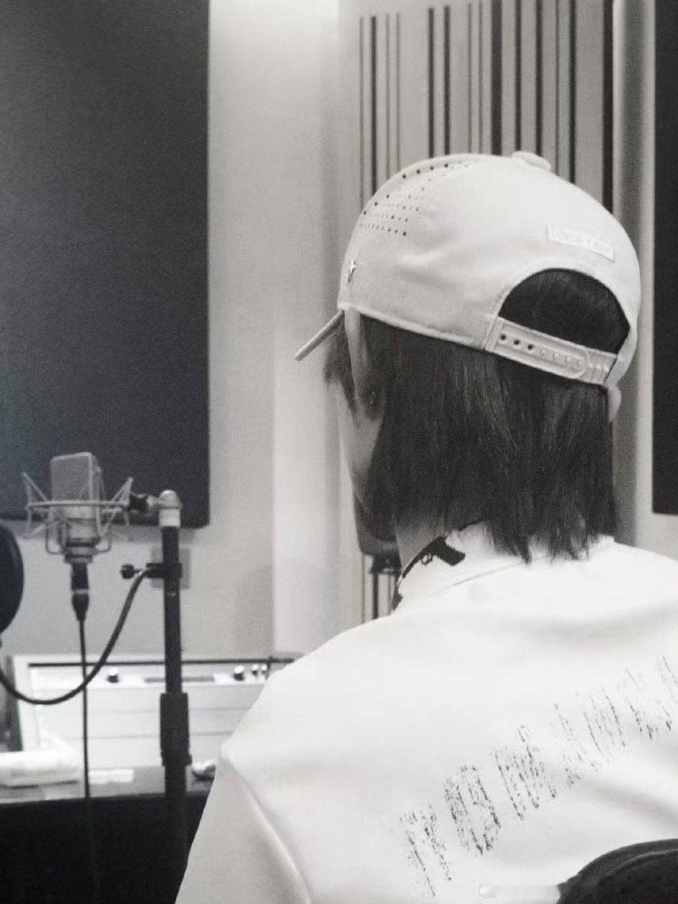 张子墨录音棚背影 张子墨晒录音棚照 张子墨想做什么就做什么 