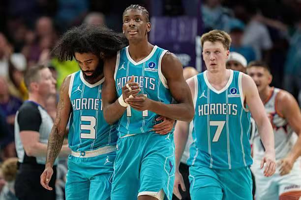 黄蜂这个配置还真的挺有东西的，先发5个人，其中4个人都有很强的得分能力，所以就算