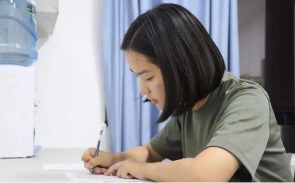 2020年，云南668分女孩李盈，拒绝了北大10万奖学金，毅然选择国防科技大学！