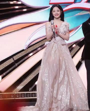 李莎旻子主持快乐再出发音乐会 李莎旻子主持快乐再出发音乐会，让观众看到了她与07