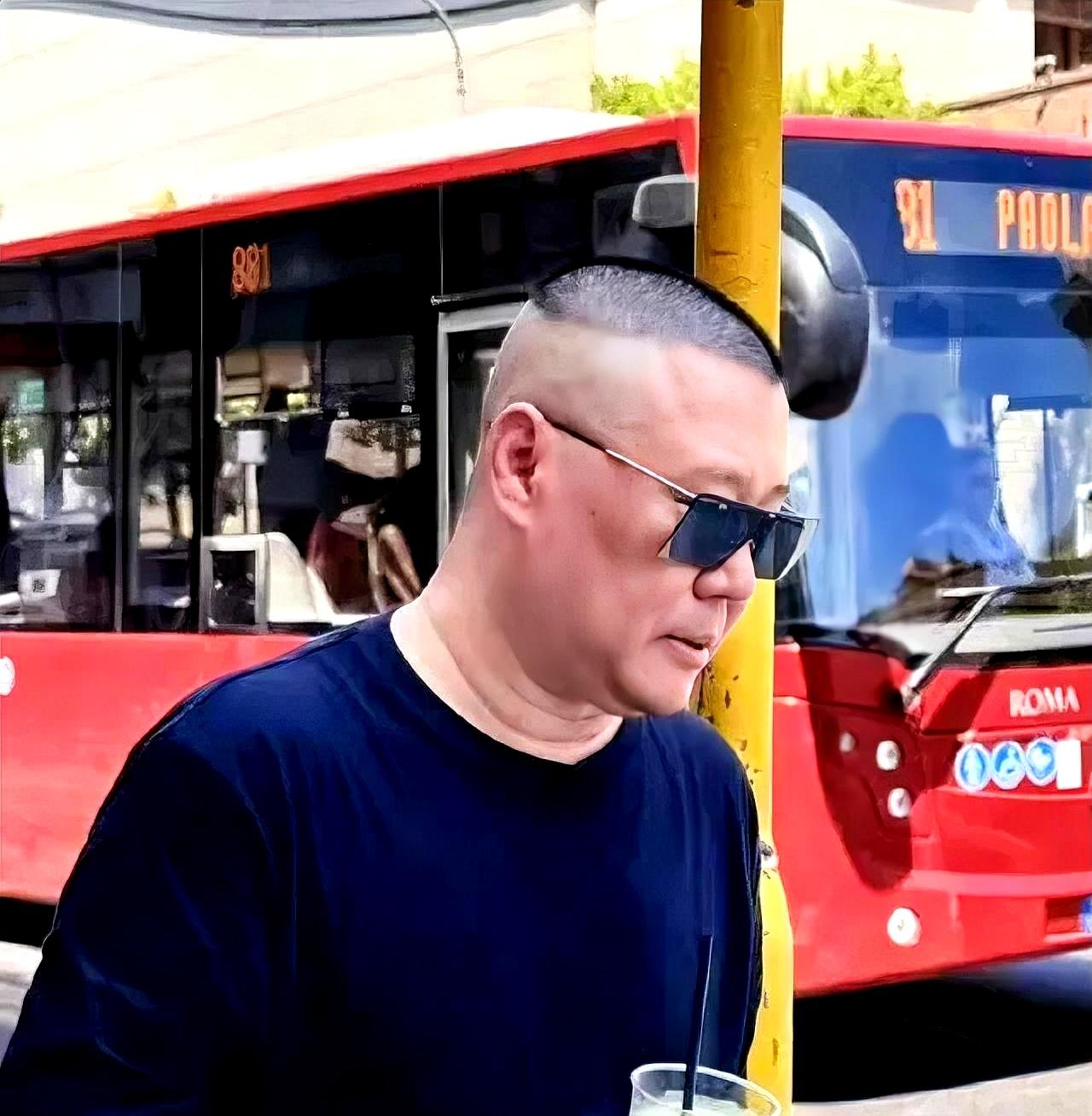 开票1分钟全空！郭德纲带着于谦把德云社直接砸进成都环球中心了！
几百人从中午排