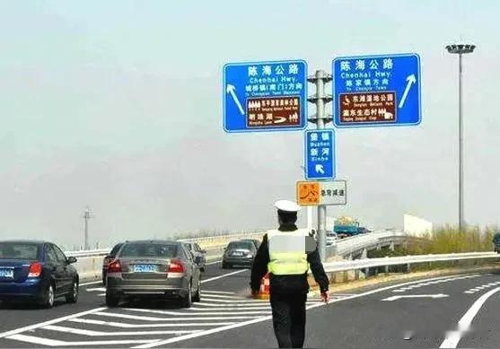 高速暖心一幕！错过出口的选择，藏着最珍贵的善意
 
高速路的车流里，总有人把他人