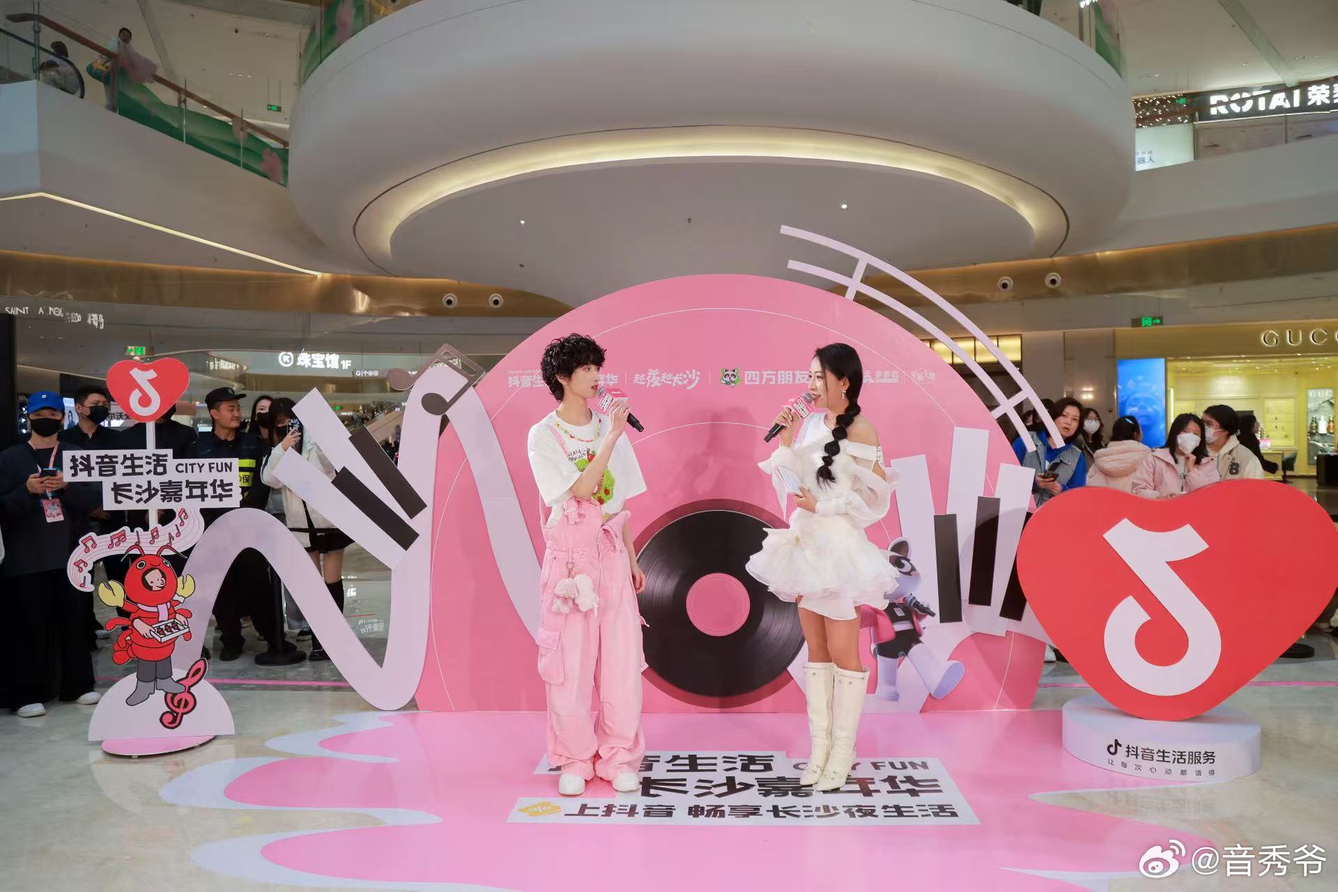 文舒民 我真是服了自己，去文舒民长沙活动去晚了，现场人乌泱乌泱的，我硬生生挤不进