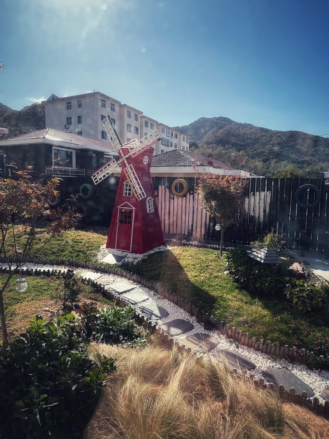 工作室装修完成的第四天，每天一点小变化。我真是太爱折腾了，东西多全是储物空间，北