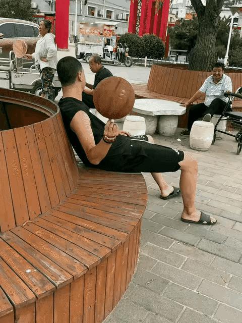 果然是高手在民间！看看是篮球玩儿的，看看这投篮能力，不进国家队可惜了吧！[赞][
