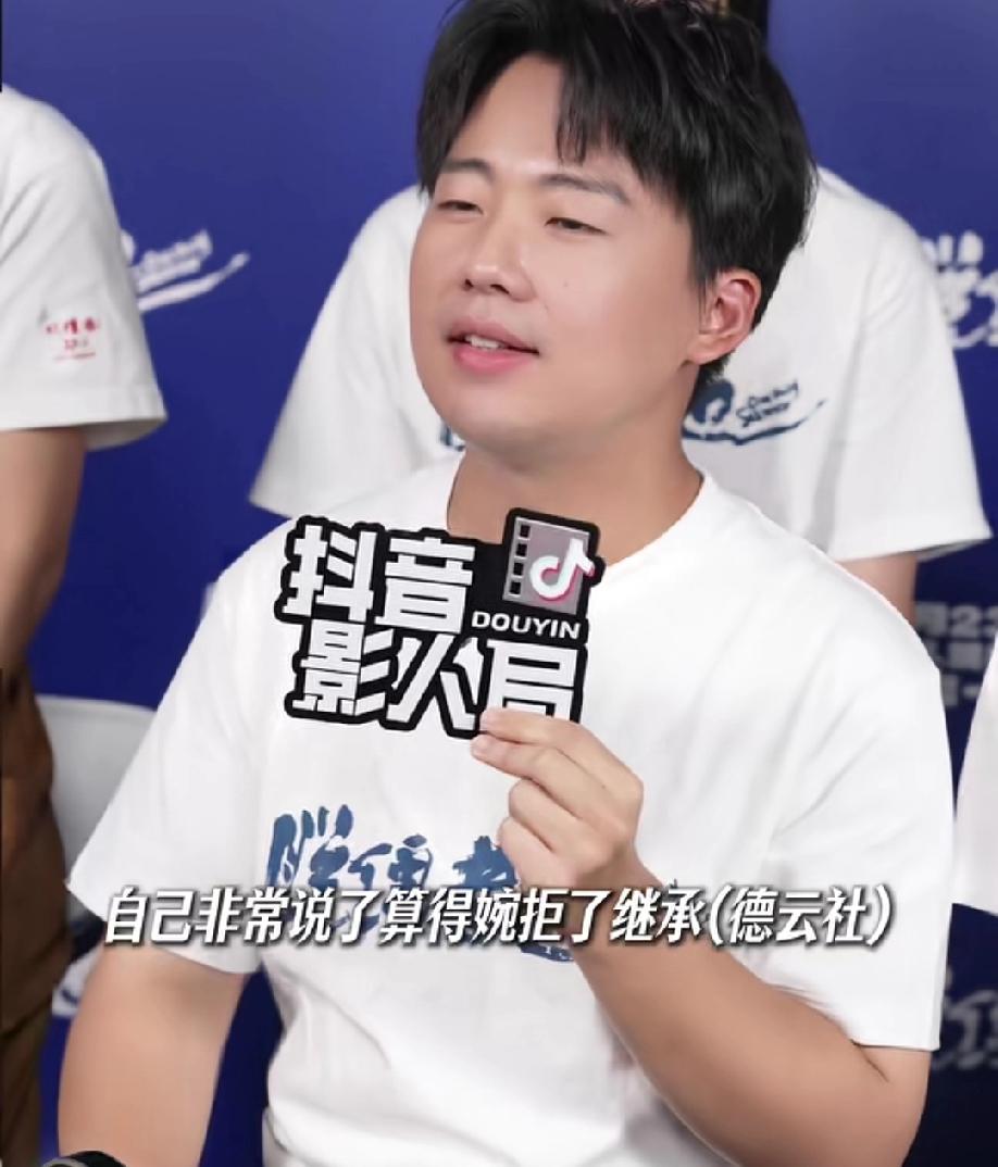 郭麒麟虽说学历不高，但人情商是真的没得说，面对记者挖的各种坑轻松解决，既没有落人