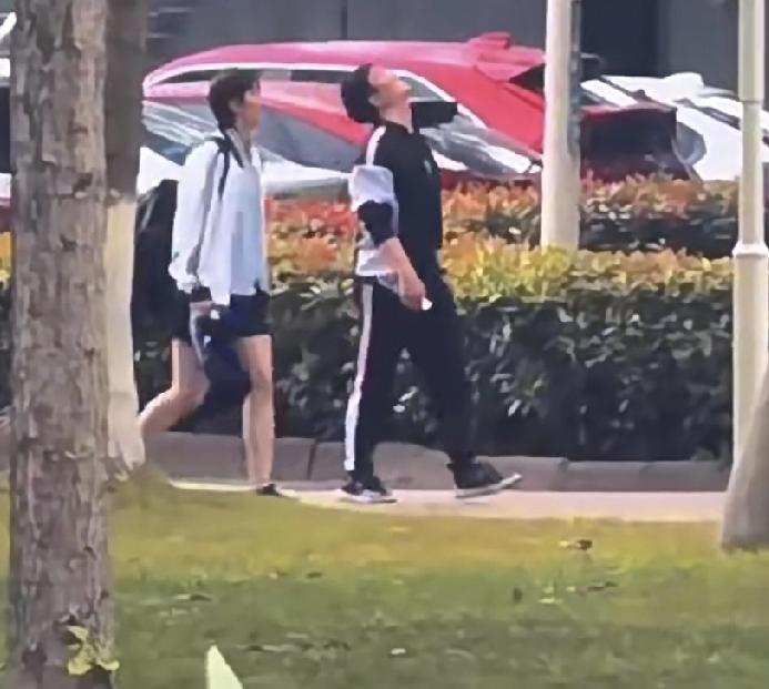 成都国乒训练基地，王曼昱今日体能训练上下训。下午在训练完技术后，曼昱与孟队医和体