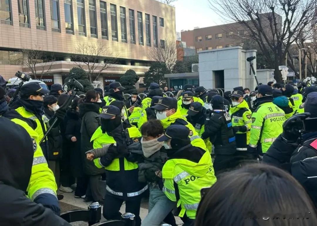 韩国消息：大约200名尹锡悦支持者前往首尔西部地方法院进行示威集会，被韩国警方驱
