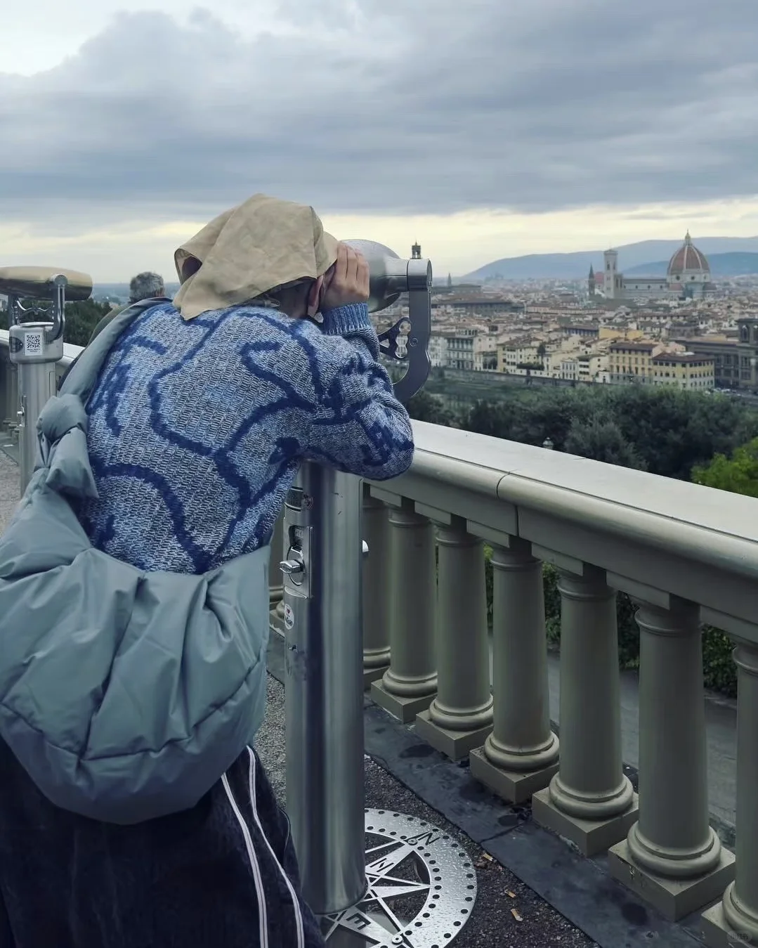 蔡徐坤9.24去玩啦！街头拍照很有感觉