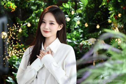 李一桐 我那体制内女友白衬衫配黑长直，李一桐在新华社《光芒》里一开口就是国泰民安