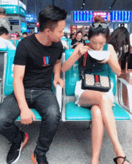 大哥看起来是真的饿了！