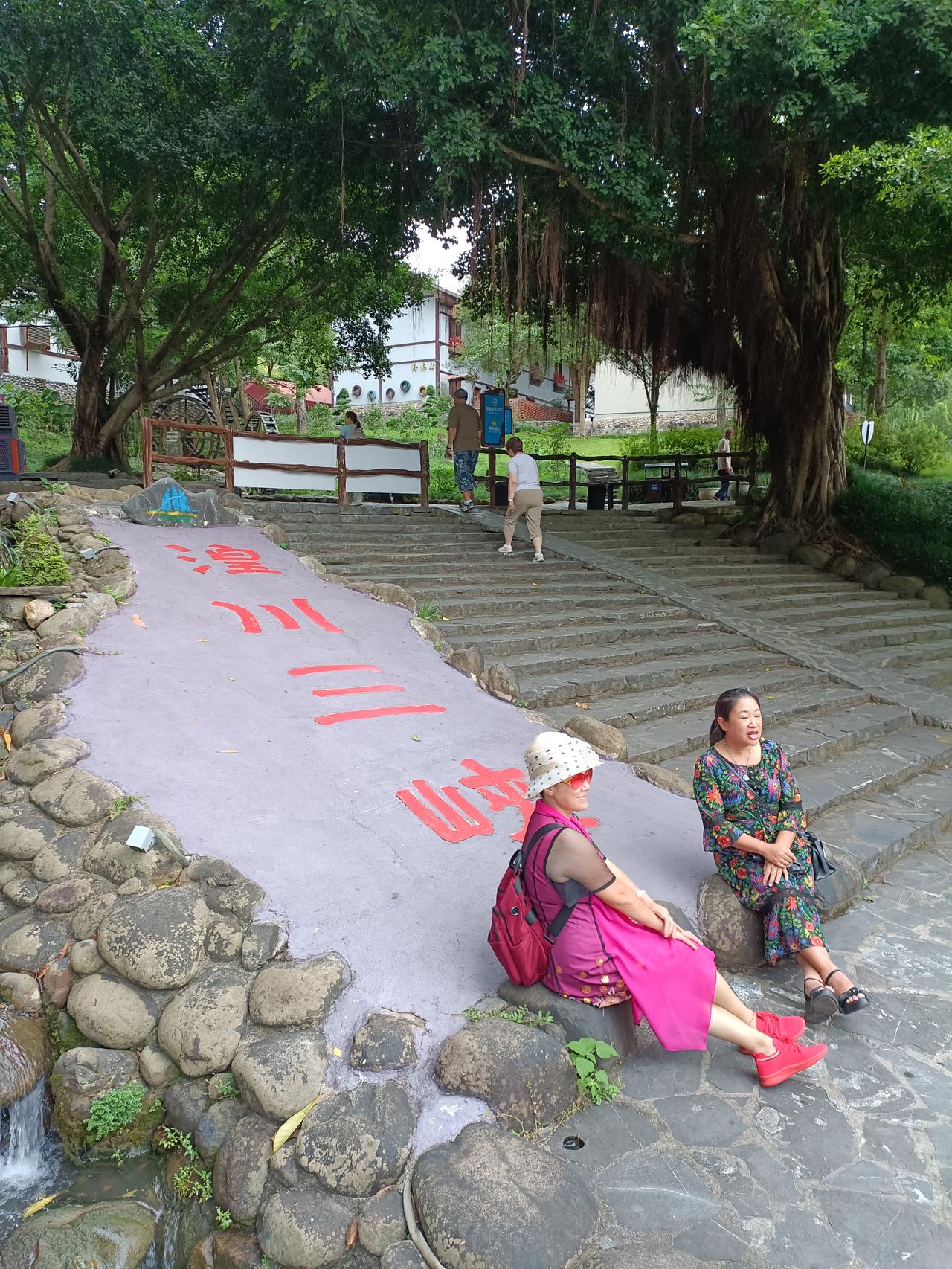 上周刚自驾跑了趟广东连州湟川三峡，本来以为就是普通的江边观景，结果完全超出预期。