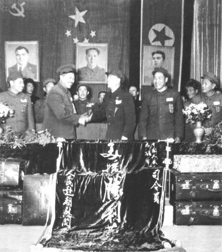1953年，贺龙率第三届中国人民赴朝慰问团慰问志愿军部队。左起:杨得志、贺龙、邓