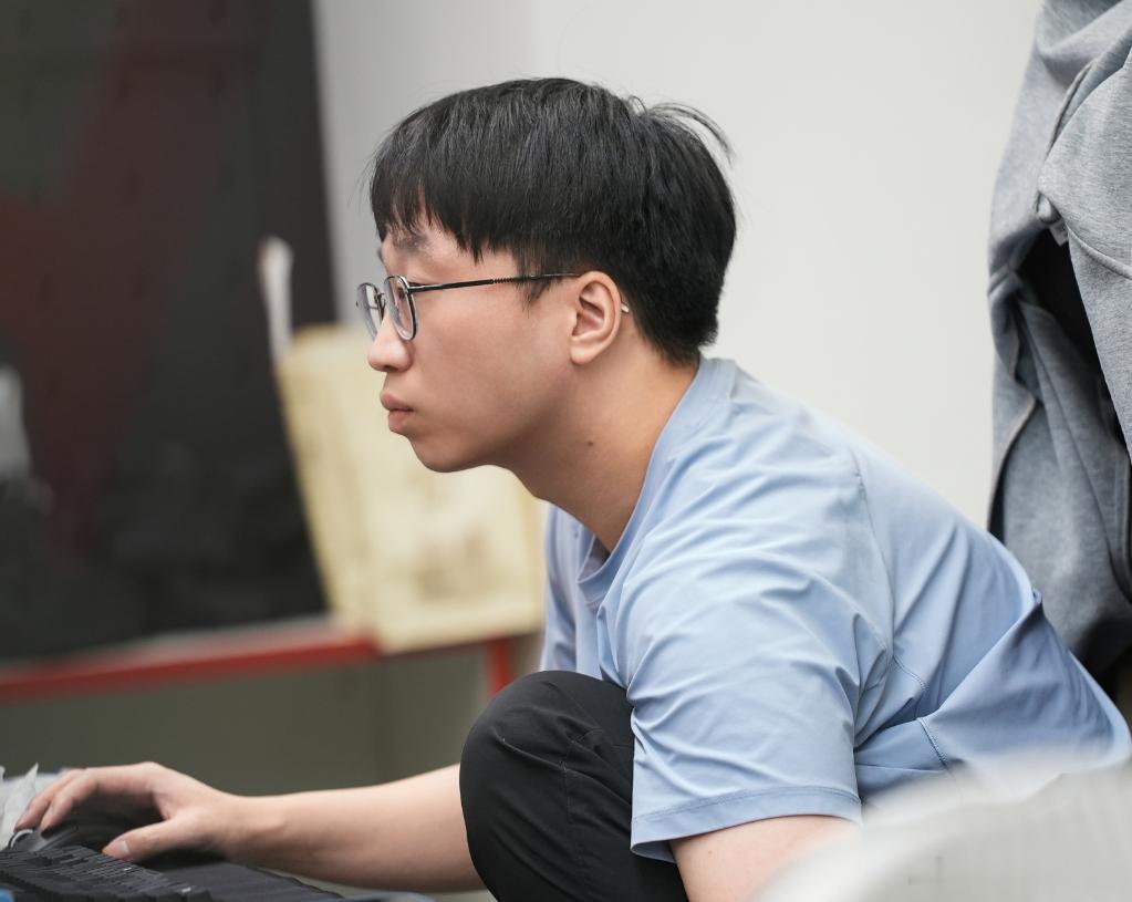 AL已经夺冠了，如果今晚WE又把JDG干了，Tabe止步冒泡赛，爱笑该是多爽啊？
