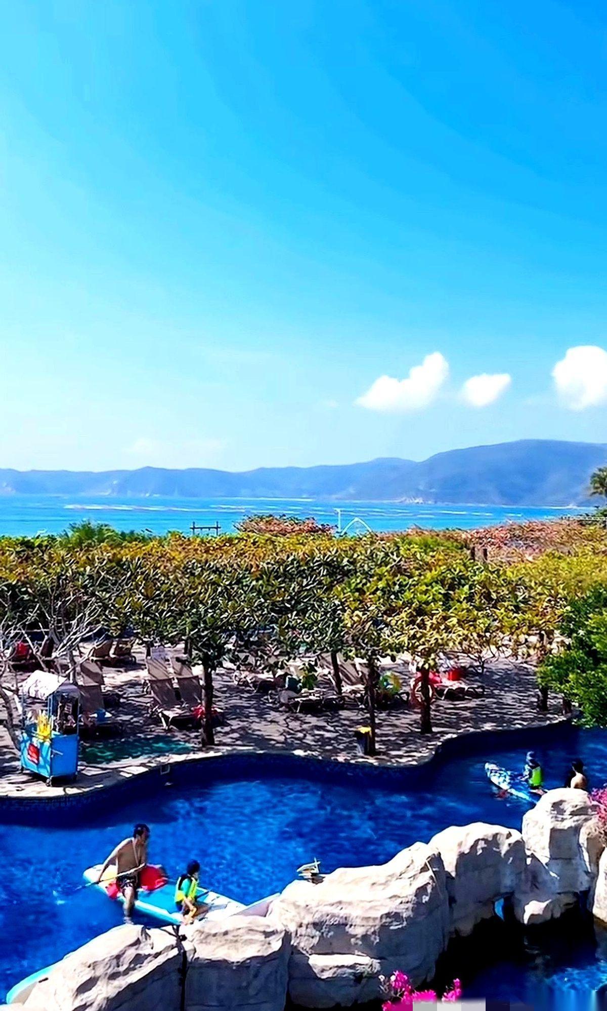 春节账单到了，数字有点刺眼。

一家人吃顿年夜饭，酒店一桌六千。红包发出去八千多