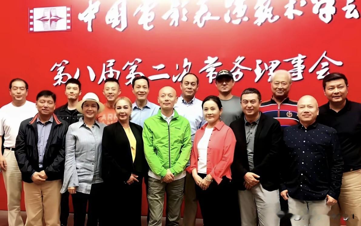 电影理事会的代表们拍了一张大合照，前排正中间最显眼的就是葛大爷啦！

他穿着绿色