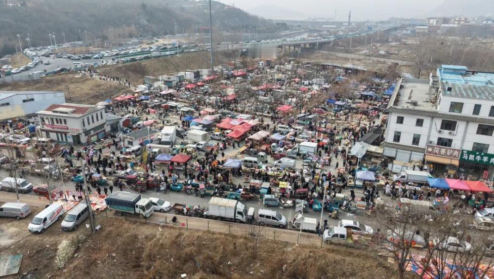 随着济南地铁4号线的开通运营，前往南部山区“龙头大集”——仲宫大集的市民，可乘坐