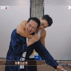 谁看吴镇宇和纪凌尘这段能不笑疯啊！前一秒还在互换角色，后一秒纪凌尘直接锁脖吴镇宇